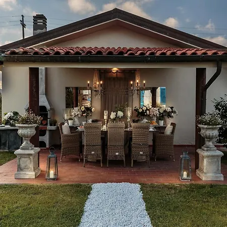Tuscan With Pool Near