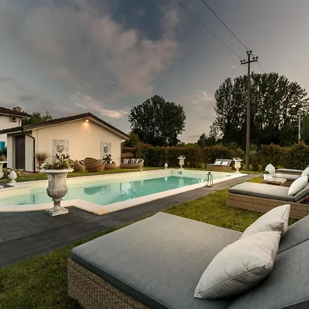 Tuscan With Pool Near *