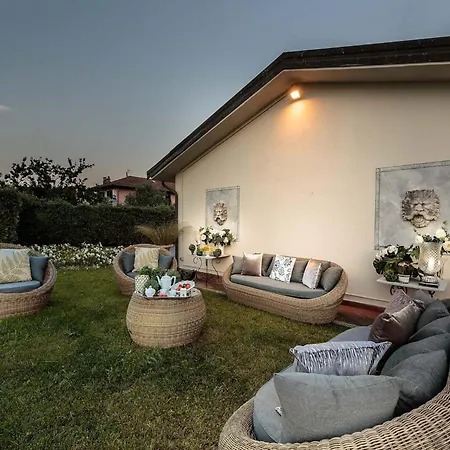 Tuscan With Pool Near