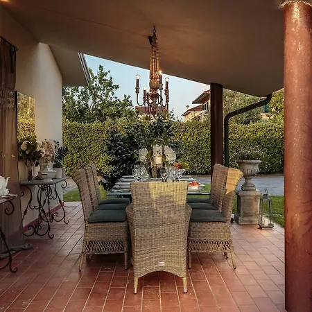 Tuscan With Pool Near