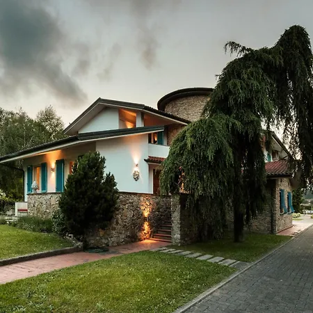 Tuscan With Pool Near
